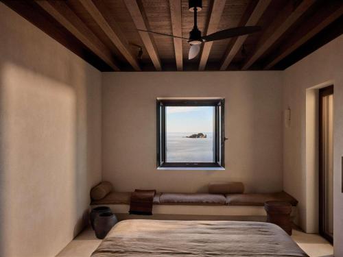 One-Bedroom Luura King Suite with Pool, Terrace and Sea View and Sofa Bed