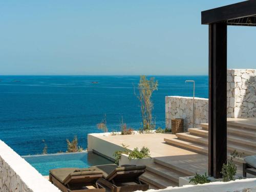One-Bedroom Garden King Suite with Terrace, Garden View and Sofa Bed