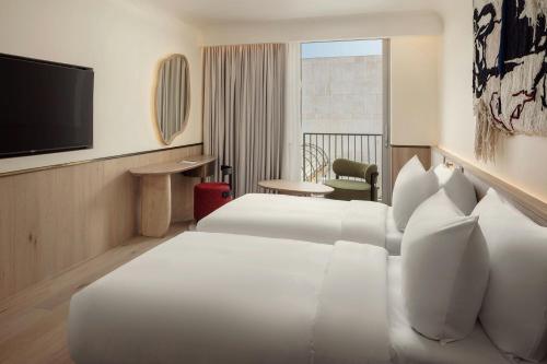 Larger Twin Guest Room with Mountain View