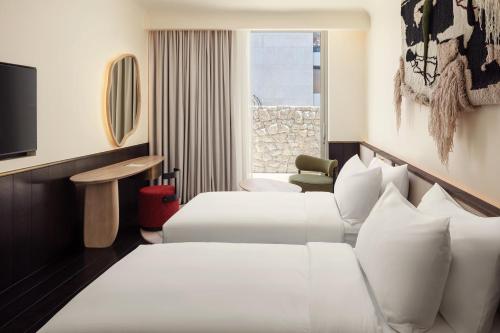 Larger King Guest Room with Mountain View and Balcony