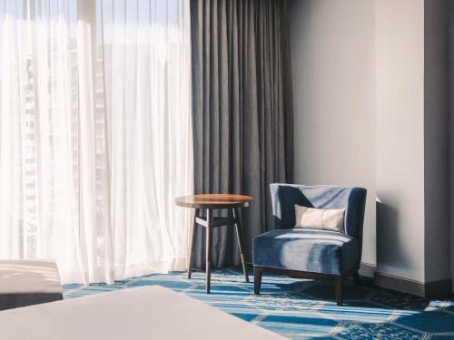 Deluxe King Room with Partial Ocean View