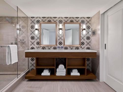 Poolside Villa with Terrace and Bathtub  - Mobility Accessible