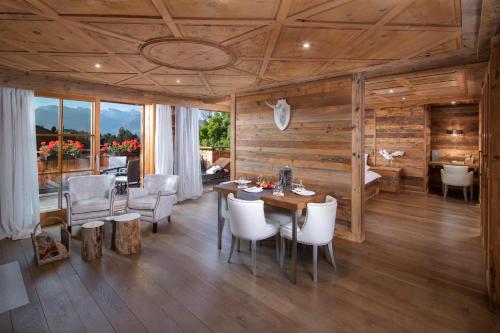 Deluxe King Suite