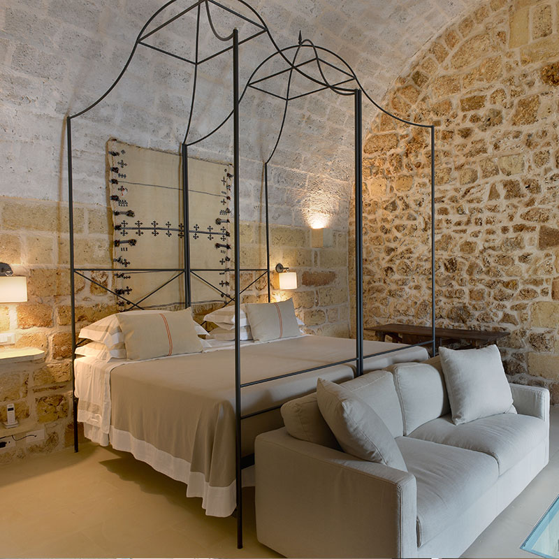 COURTYARD ROOM - BROWN