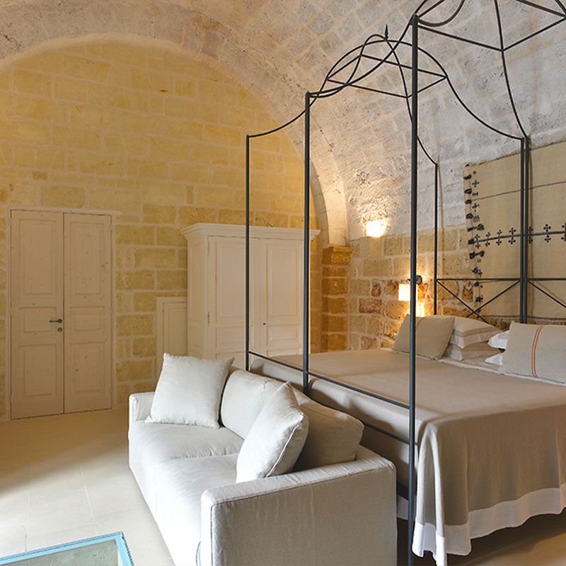 COURTYARD ROOM - BROWN