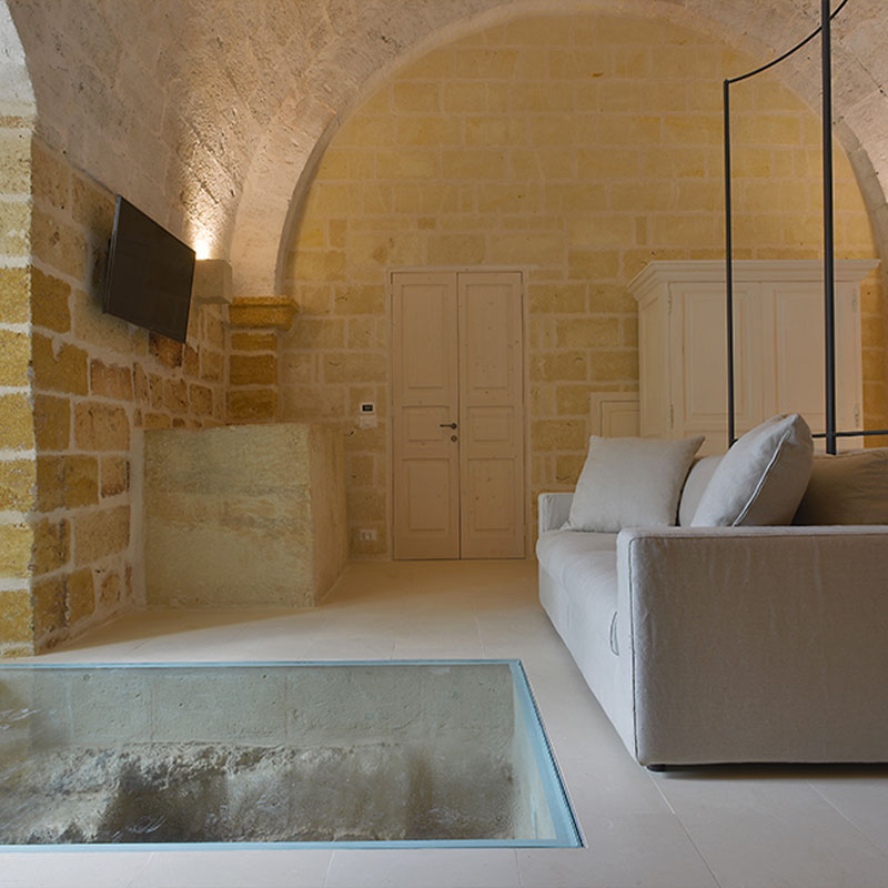 COURTYARD ROOM - BROWN