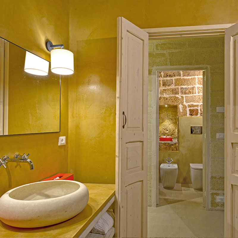 COURTYARD ROOM - BROWN