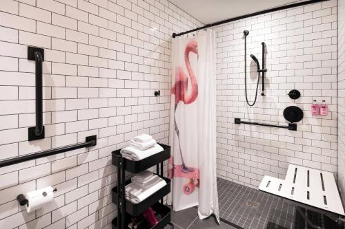 Larger King Room with Bathtub - Mobility Access