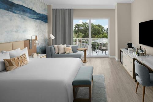 Standard King Room with Roll-in Shower - Mobility Accessible