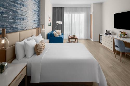 Standard King Room with Roll-in Shower - Mobility Accessible