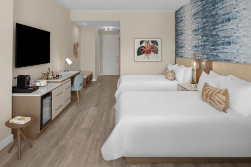 Queen Room with Pool View - Mobility Accessible with Tub