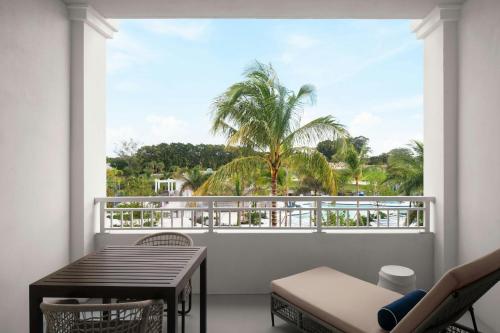 Queen Room with Pool View - Mobility Accessible with Tub