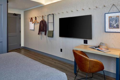 King Room with Bathtub - Mobility Access