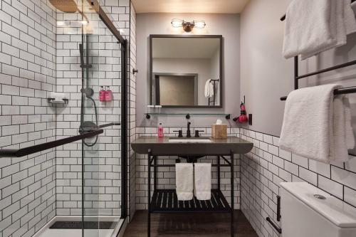 King Room with Bathtub - Mobility Access