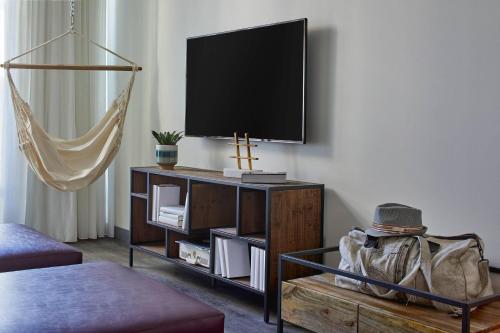 One-Bedroom Queen Suite with Two Queen Beds, High Floor and Roll-In Shower - Mobility Access/Hearing Accessible