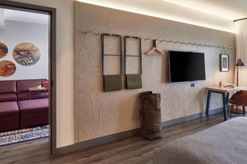 One-Bedroom Queen Suite with Two Queen Beds, High Floor and Roll-In Shower - Mobility Access/Hearing Accessible