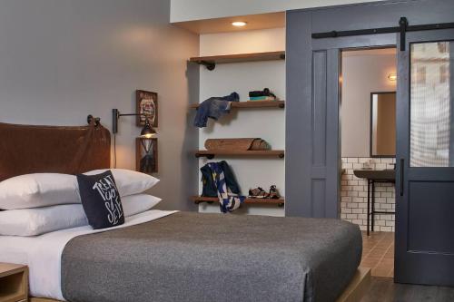 One-Bedroom Queen Suite with Two Queen Beds, High Floor and Roll-In Shower - Mobility Access/Hearing Accessible