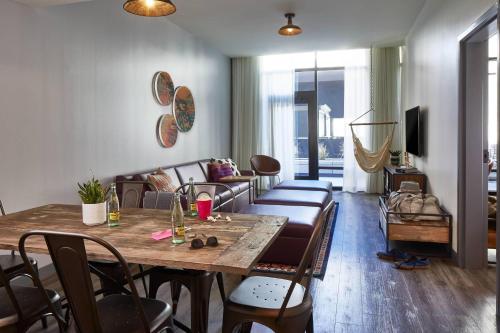 One-Bedroom Queen Suite with Two Queen Beds, High Floor and Roll-In Shower - Mobility Access/Hearing Accessible