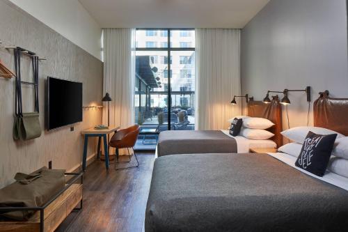 One-Bedroom Queen Suite with Two Queen Beds, High Floor and Roll-In Shower - Mobility Access/Hearing Accessible