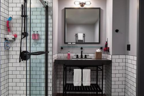One-Bedroom Queen Suite with Two Queen Beds, High Floor and Roll-In Shower - Mobility Access/Hearing Accessible