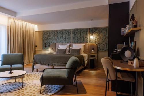 Queen Suite with Spa Bath
