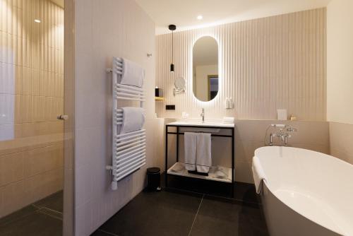 Queen Suite with Spa Bath
