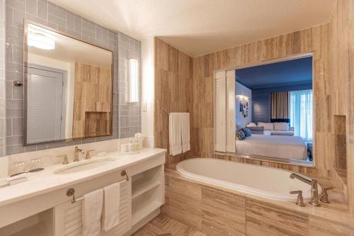 Deluxe King Room with Sofa Bed and City View