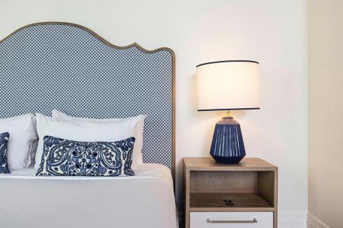 Classic King Room with Balcony and City View