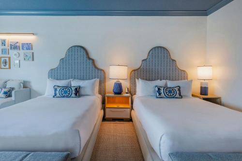Deluxe Queen Room with City View and Balcony - Mobility/Hearing Accessible with Roll-In Shower