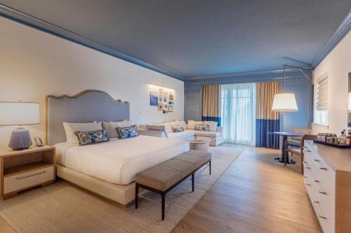 Deluxe King Room with Sofa Bed and City View - Mobility and Hearing Accessible with Tub
