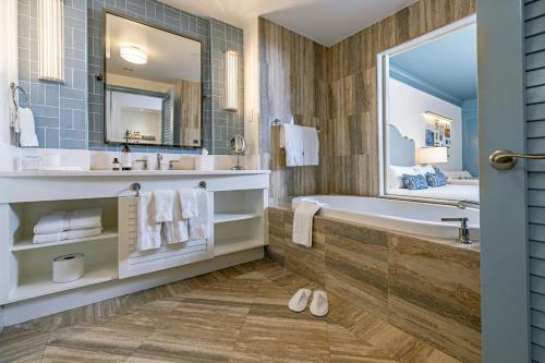 Deluxe King Room with Sofa Bed and City View - Mobility and Hearing Accessible with Tub