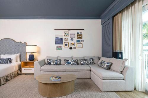Deluxe King Room with Sofa Bed and City View - Mobility and Hearing Accessible with Tub