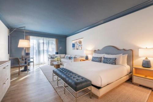 Deluxe King Room with Sofa Bed and City View - Mobility and Hearing Accessible with Tub