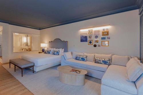 Deluxe King Room with Sofa Bed and City View - Mobility and Hearing Accessible with Tub
