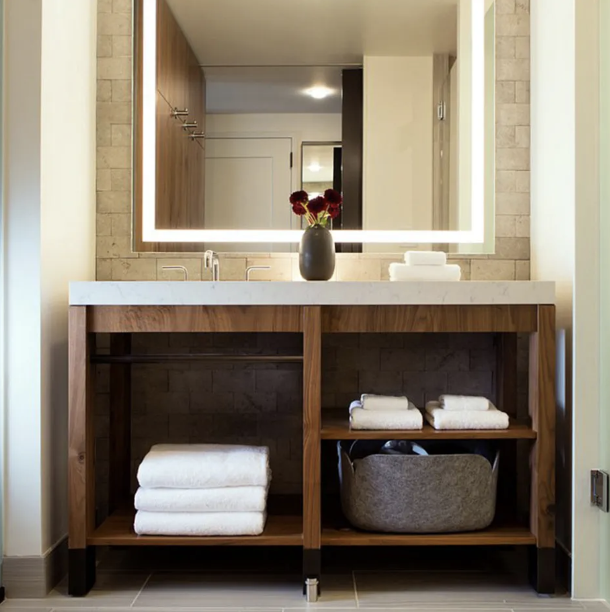 Deluxe 1 King Accessible Shower