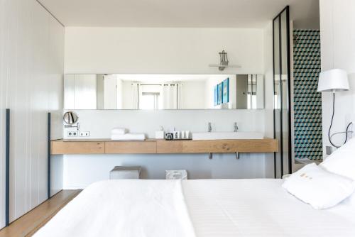 Two-Bedroom Deluxe Apartment with Balcony