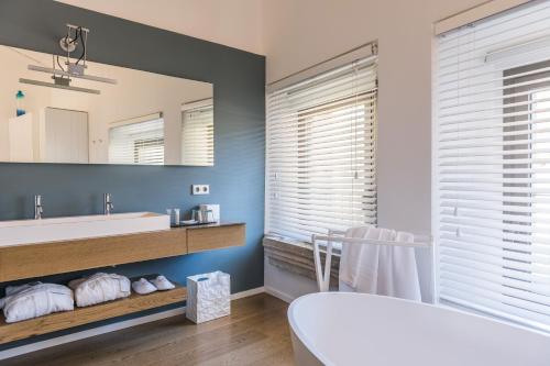 Junior Suite With Pool View