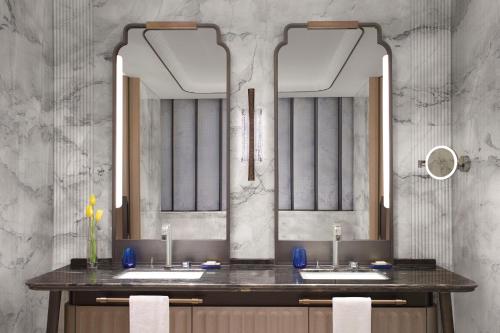 John Jacob Astor King Suite with River View and Pearl Tower View