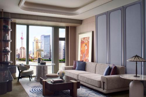 John Jacob Astor King Suite with River View and Pearl Tower View