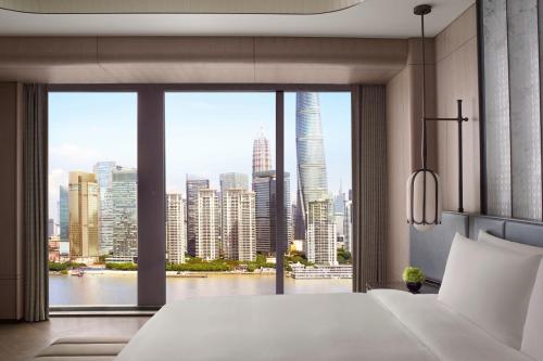 John Jacob Astor King Suite with River View and Pearl Tower View