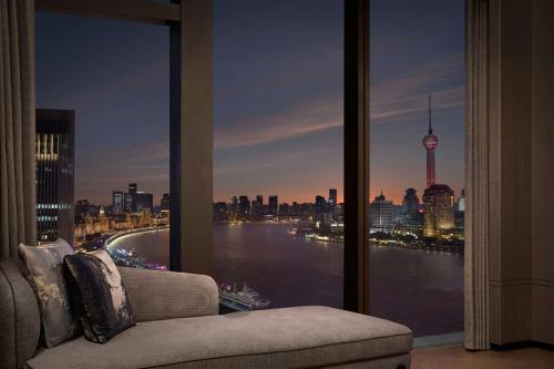 John Jacob Astor King Suite with River View and Pearl Tower View
