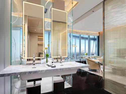 Premium Stateroom King, including Happy Hour at Yi Lounge