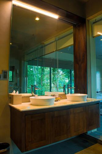 Deluxe Double Room with complimentary High Tea, Room Upgrade based on availability, Specialty Dining Experience, Guided Tea Bush Walk and Tea Factory Visit