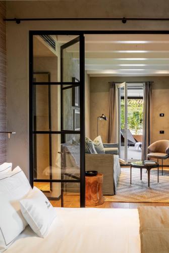 Deluxe Suite with Spa Bath