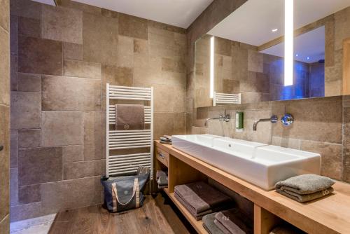One-Bedroom Apartment with Mountain View