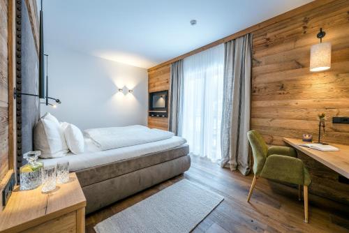 One-Bedroom Apartment with Mountain View