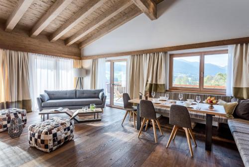 Penthouse Apartment with Mountain View
