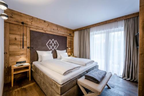 One-Bedroom Apartment with Lake View