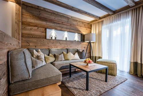 One-Bedroom Apartment with Lake View