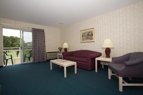 Deluxe Queen Suite